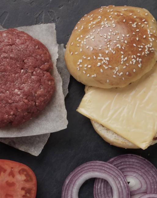 Hamburguesa casera con pan brioche y queso fundido en La Esquinita Vigo, el Café-Bistró ideal para disfrutar y conectar.